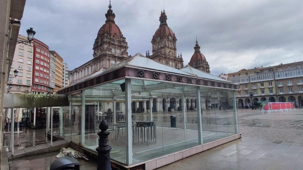 Terraza acristalada en desuso en la plaza de María Pita.