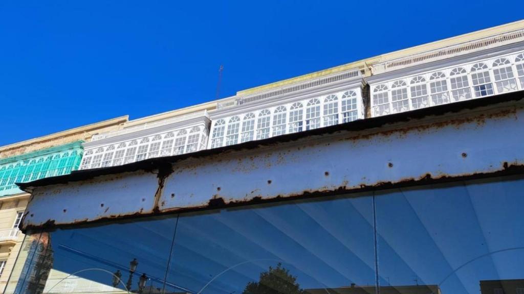 Cubierta oxidada en una terraza de la plaza de María Pita.