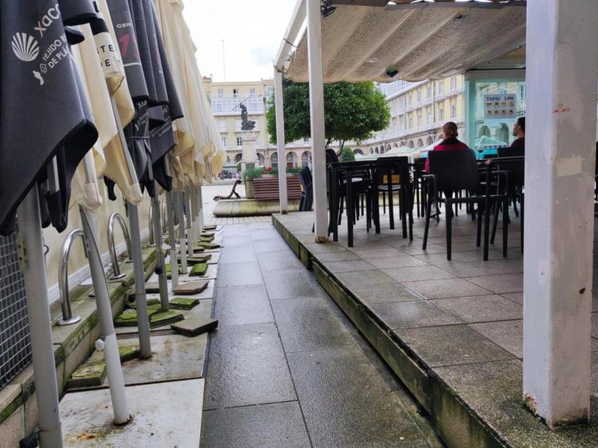 Elementos de las terraza de María Pita en mal estado.