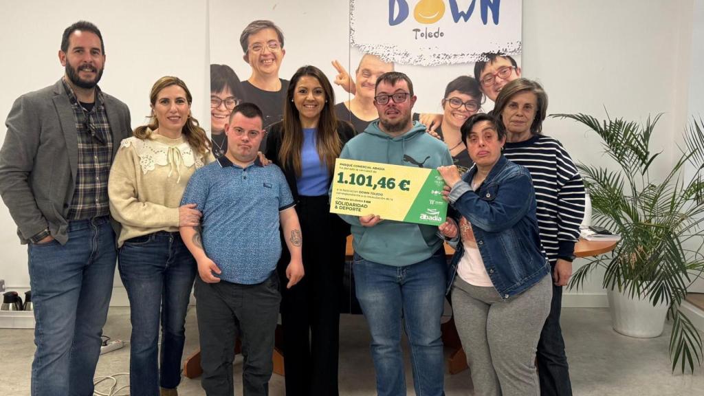 Raquel Fernández entregando la recaudación de la prueba a los miembros de Down Toledo.