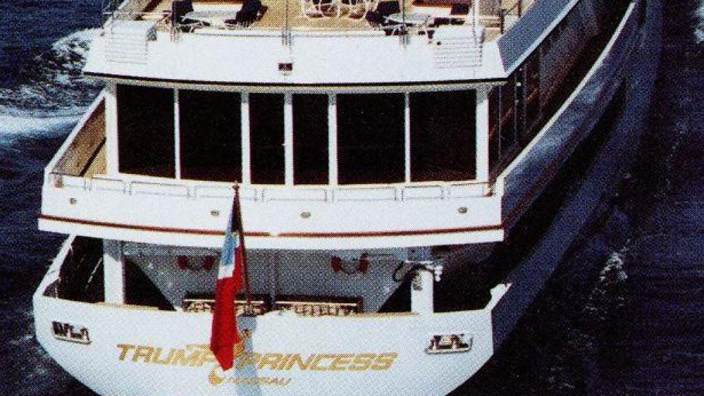 El primigenio 'Trump Princess', que vendió en 1991, navegando con la bandera de Bahamas.