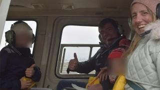 Los Escobar Camprubí en el interior del helicóptero poco antes de despegar.