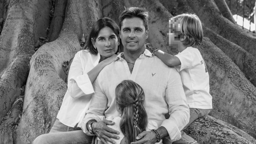 El matrimonio junto a sus dos hijos mayores, en una imagen de sus redes sociales.