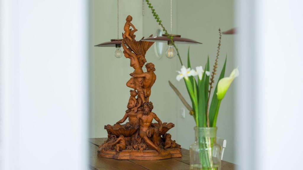 Escultura junto a unas flores naturales en Massarelos House.