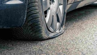 Un coche con una rueda rajada, en una imagen de archivo.