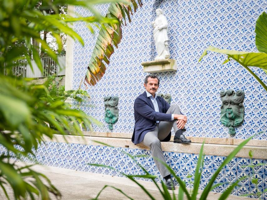 Jesús Moraime sobre una de las fuentes de Massarelos House en el jardín.