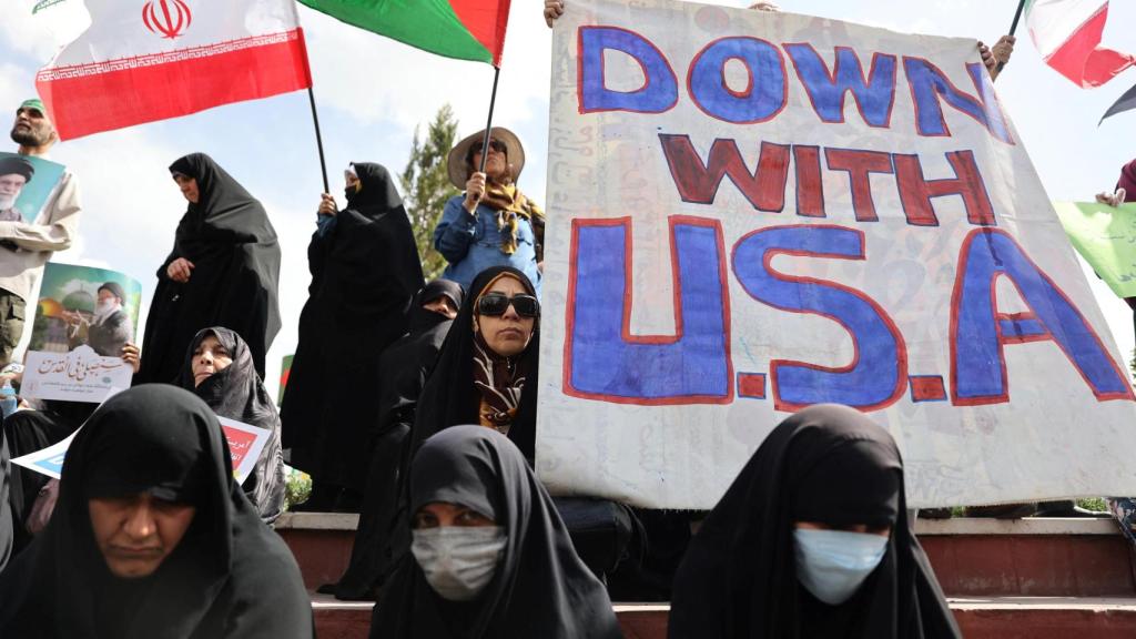 Los iraníes asisten a una reunión en apoyo de Gaza, en Teherán.