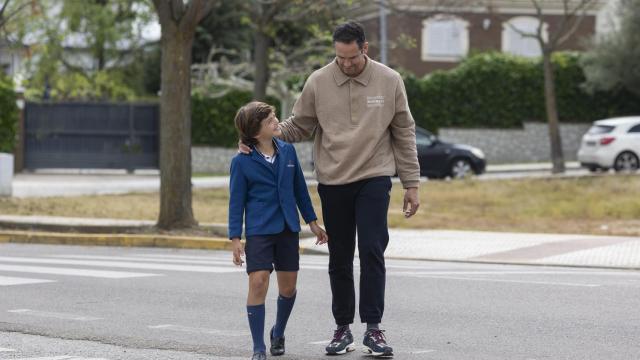 Sito junto a su padre Jesús llegando al colegio El Tomillar