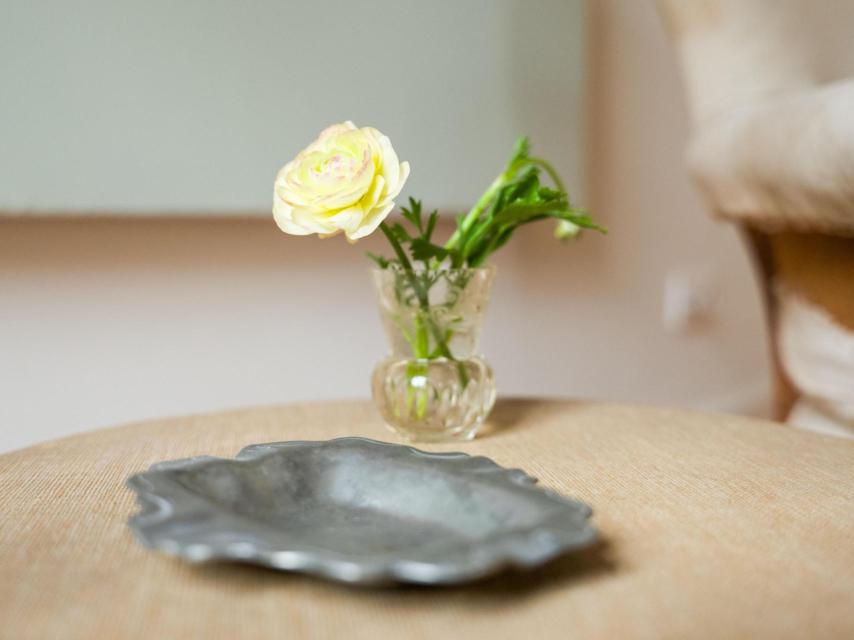 Ranúnculo blanco en un jarrón.