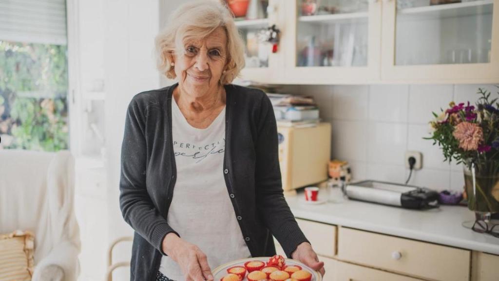 Manuela Carmena en la cocina de su casa.
