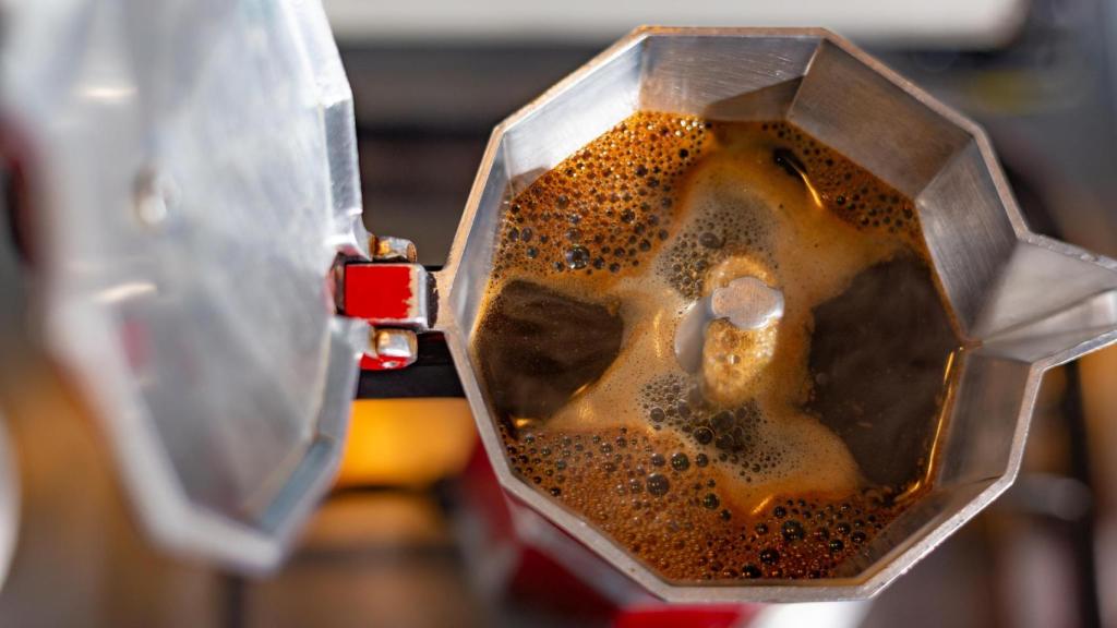 Los expertos dicen que se debe hacer con la cafetera destapada, pero hay que hacer algo para que no salpique