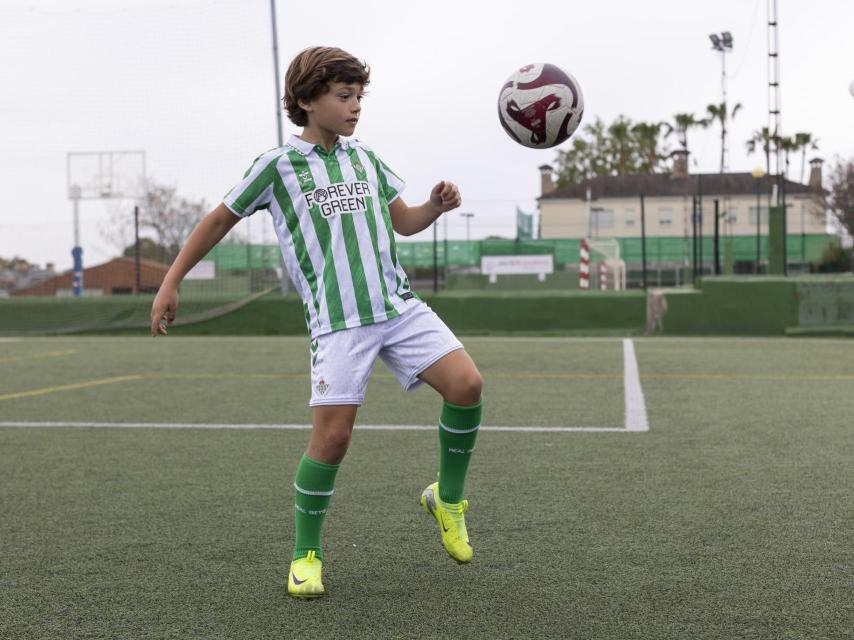 Sito jugando en el campo de su colegio