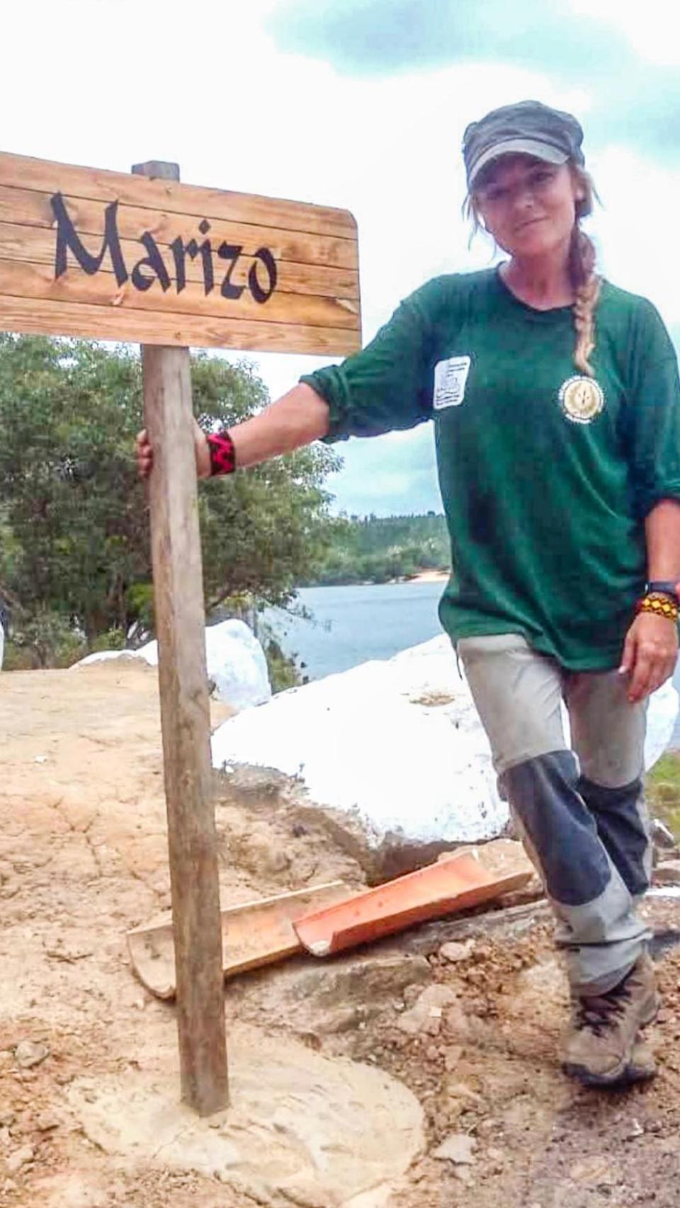 Marisol Francés, junto al cartel que acredita que la isla es suya.
