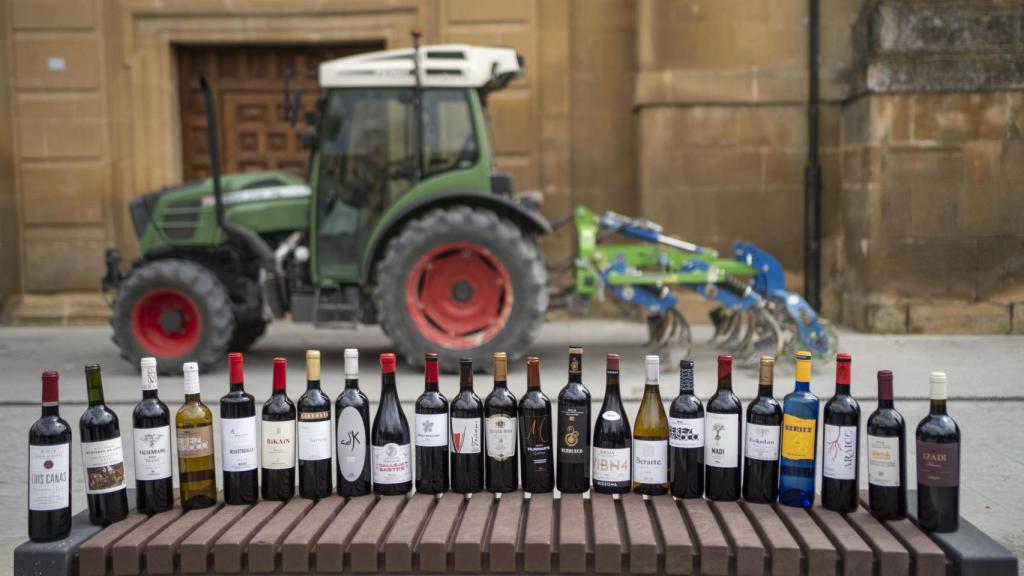 Una selección de botellas de las principales bodegas de Villabuena de Álava, el pueblo con más negocios dedicados al vino por habitante del mundo.