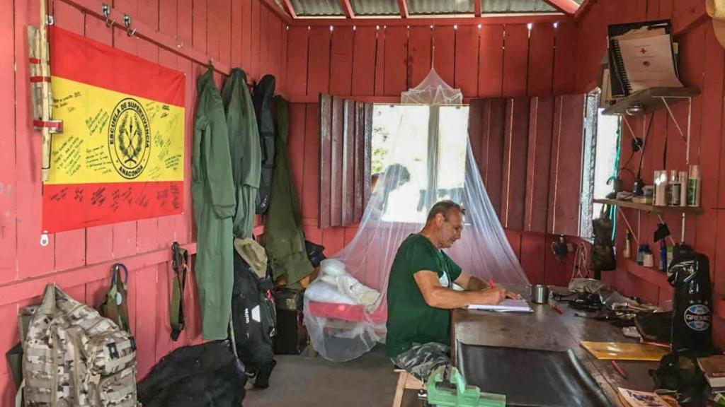 José Miguel Ogalla, trabajando en su 'despacho', en el interior de la isla.