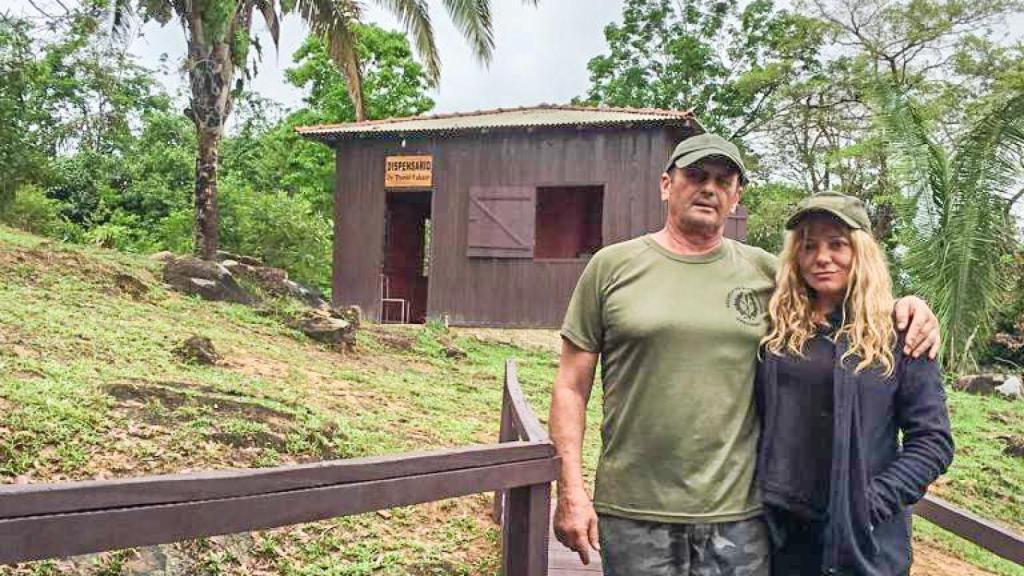 José Miguel Ogalla y Marisol Francés, junto al dispensario de la isla. 06