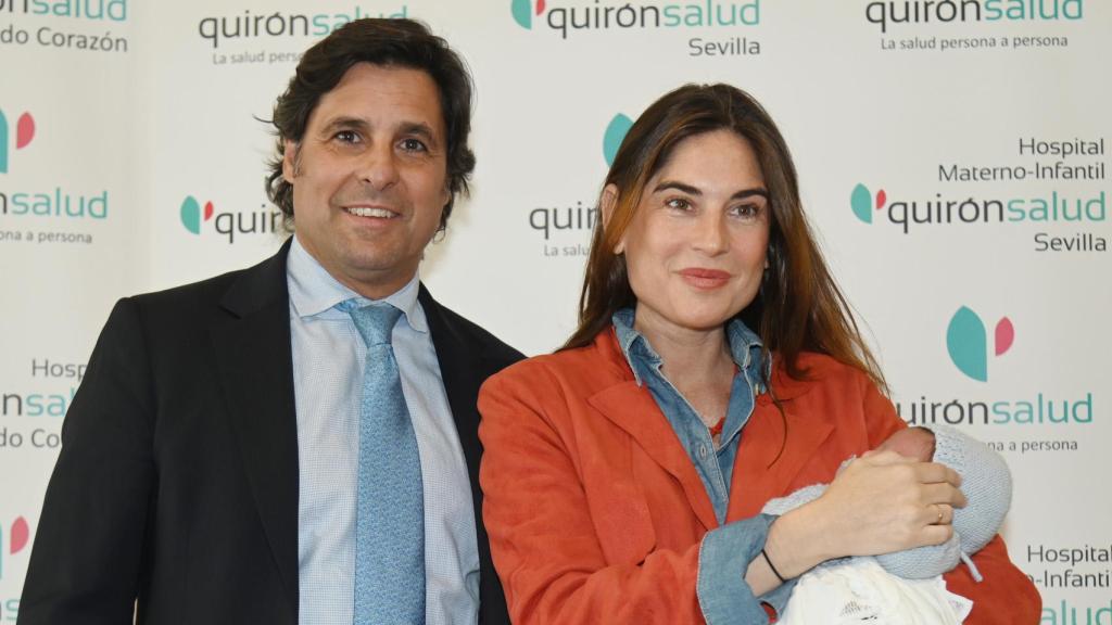 Francisco Rivera y Lourdes Montes en el Hospital Quirón de Sevilla este 11 de abril de 2025.