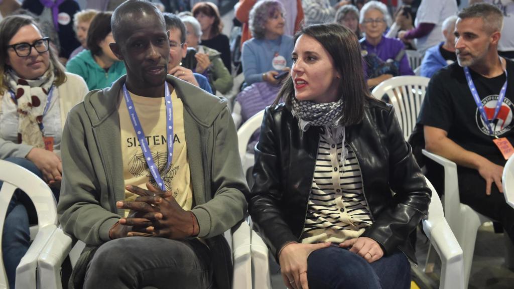 El secretario de antirracismo de Podemos, Serigne Mbayé y la eurodiputada de Podemos, Irene Montero, durante la V Asamblea Ciudadana de Podemos.