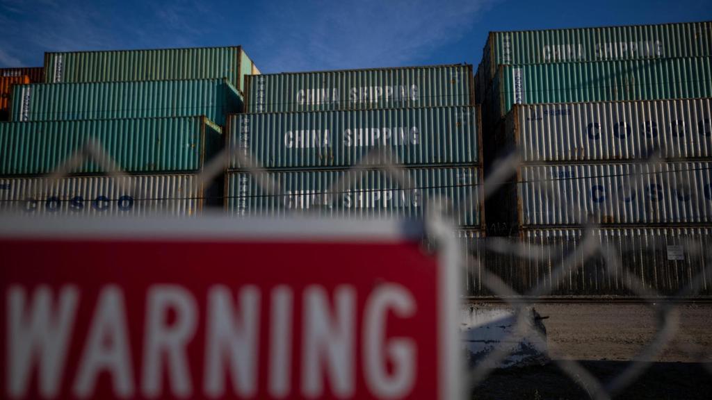 Contenedores de la empresa China Shipping  en el puerto de Oakland (California, Estados Unidos).
