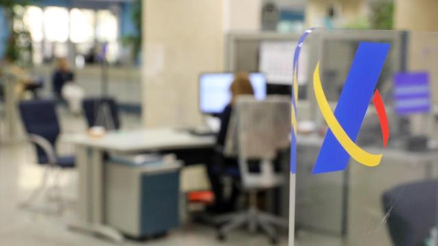 Una empleada trabaja en una oficina de la Agencia Tributaria