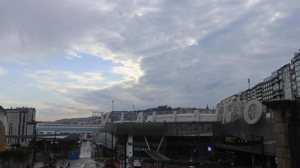 Las nubes de la borrasca Olivier cubren la ciudad de Vigo