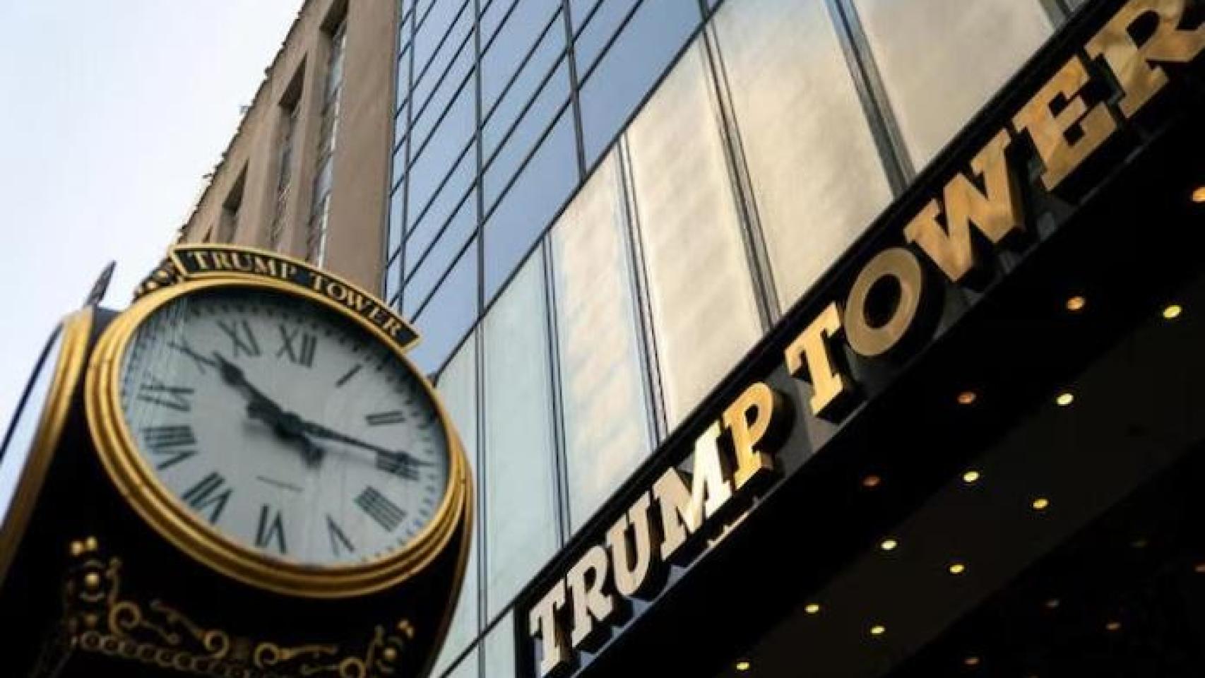 Vista general del reloj situado junto a la altura de la Torre Trump en Nueva York.