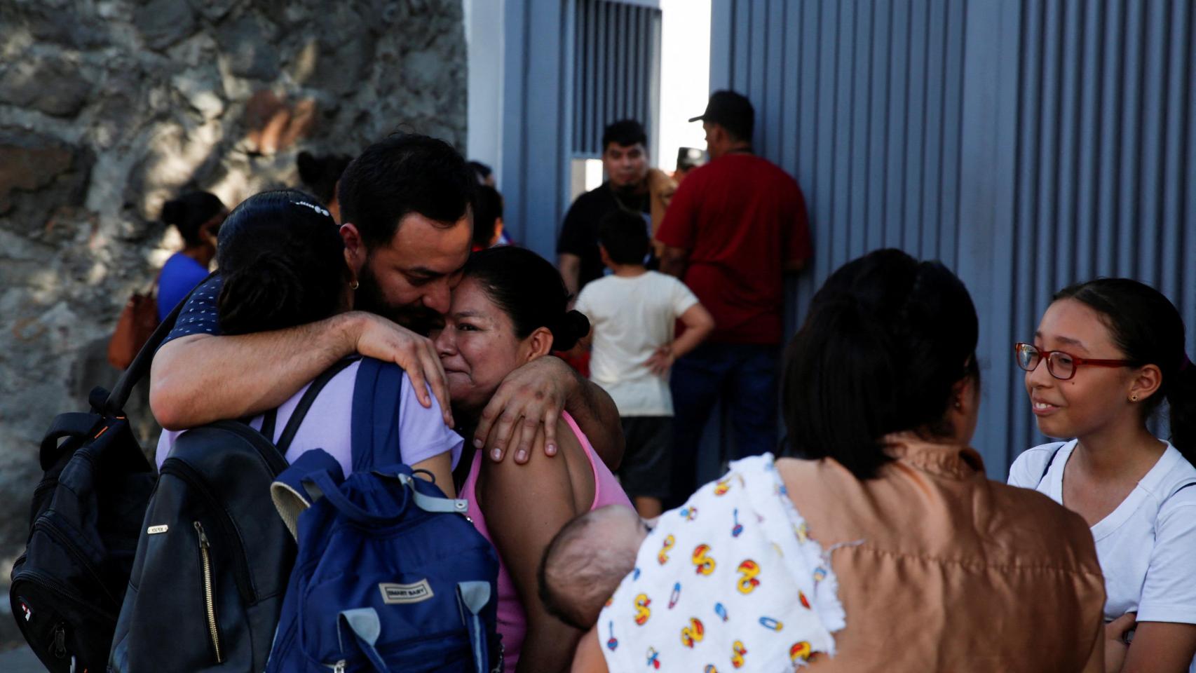 Un migrante salvadoreño, que fue deportado de los Estados Unidos, es recibido por sus familiares en el Centro de Atención para Migrantes Retornados, en San Salvador, El Salvador, 2 de abril de 2025.