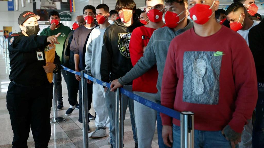 uelo de repatriación con migrantes deportados de tierras estadounidenses, en Maiquetia.