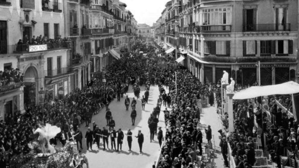 El Resucitado procesionando en 1928 por calle Larios.