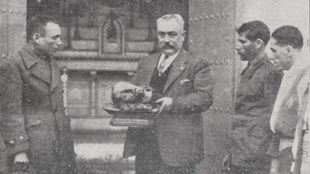 Mariano Nieto, director de la cárcel de Málaga, con la cabeza de San Juan Bautista en 1927 y que procesiona cada Miércoles Santo debajo de Jesús el Rico.