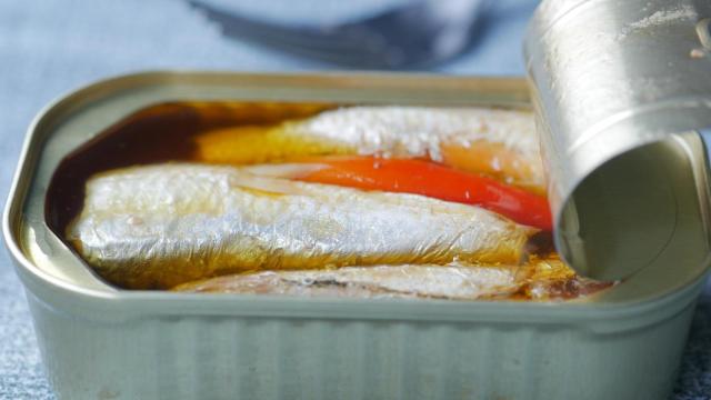 Una lata de sardinas (Imagen de archivo)