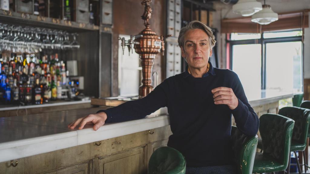 Ernesto Alterio es hijo del legendario actor argentino Héctor Alterio y hermano de la actriz Malena Alterio; su última película, 'Un funeral de locos', es un remake del filme británico 'Un funeral de muerte'.