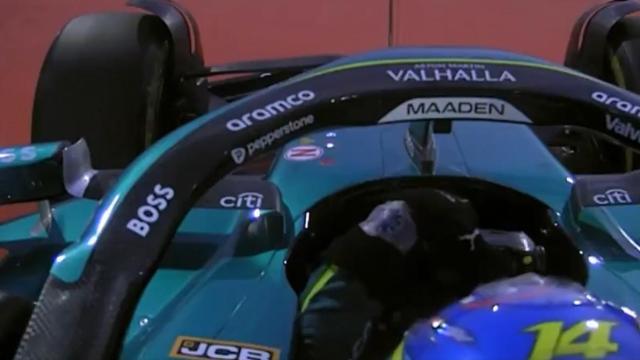 Fernando Alonso recoloca su volante.