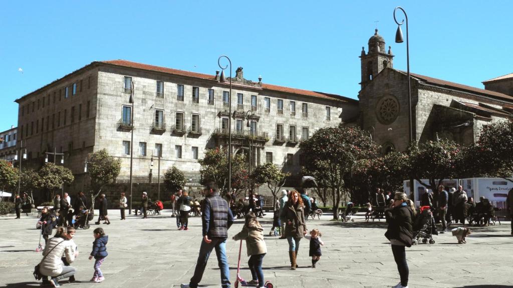 Plaza de la Ferrería, con gente. Pontevedra