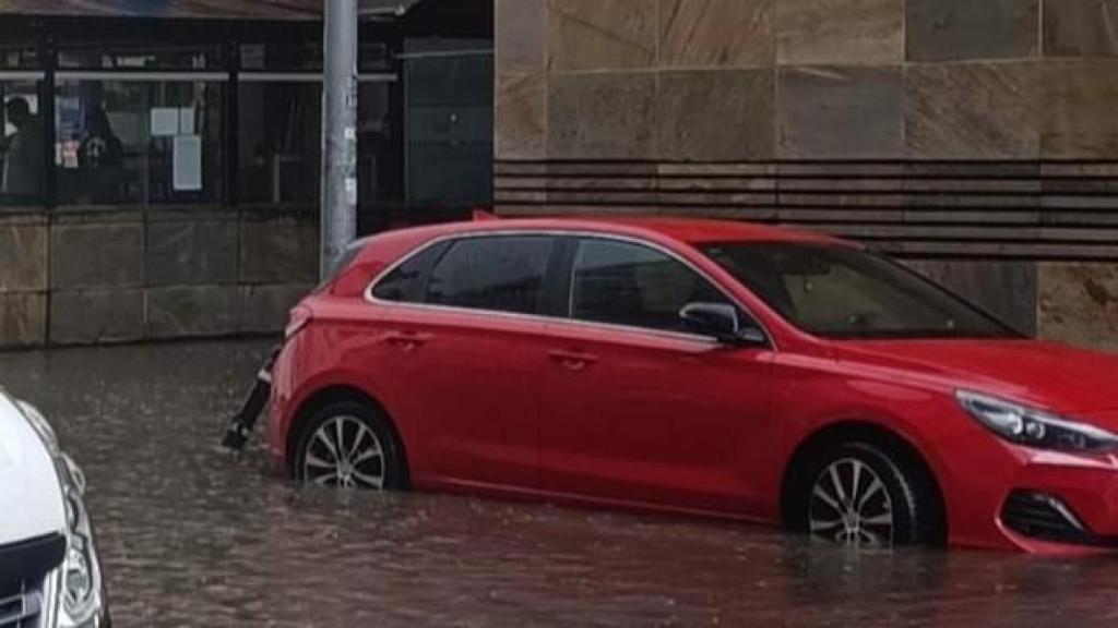 Las lluvias torrenciales inundaron las calles de Lugo este viernes.