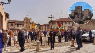 Procesión de Semana Santa en Ampudia junto a una imagen del castillo