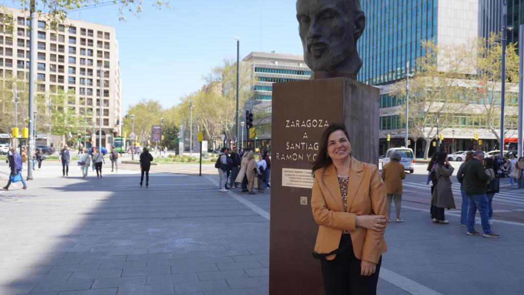 Carmen Marta, junto al busto de Ramón y Cajal en la Gran Vía de Zaragoza