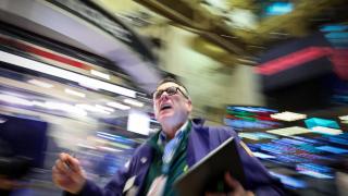 Un trader trabaja en el parqué de la Bolsa de Nueva York