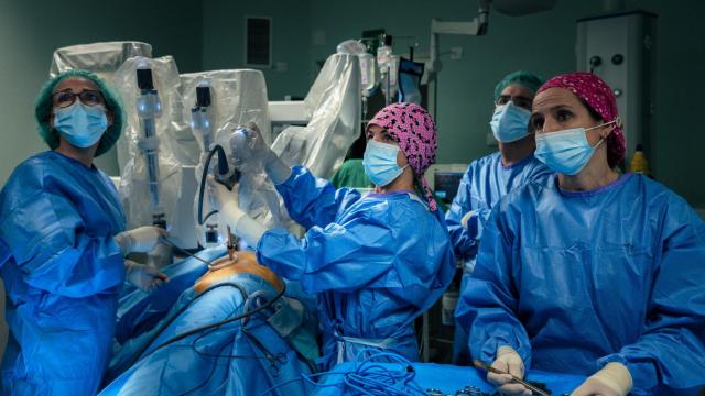 Operación con un robot Da Vinci