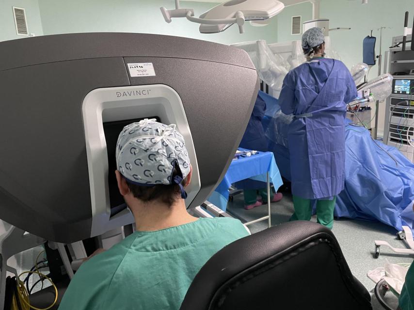 El doctor Jorge Rioja, durante una operación con el Da Vinci