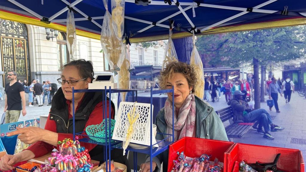 Marián y Begoña, en su puesto de la plaza España, en Zaragoza.