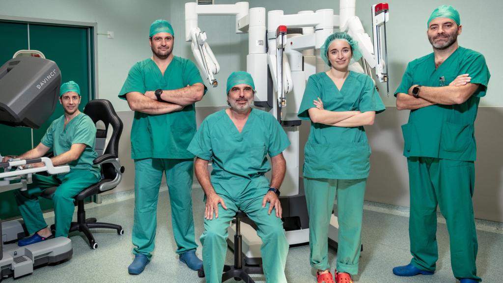 Cirujanos de la Unidad de Cirugía Robótica de Viamed Montecanal, con el doctor Jorge Rioja a la derecha