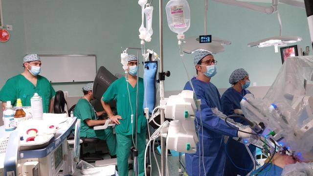 Instante de una intervención con un robot Da Vinci