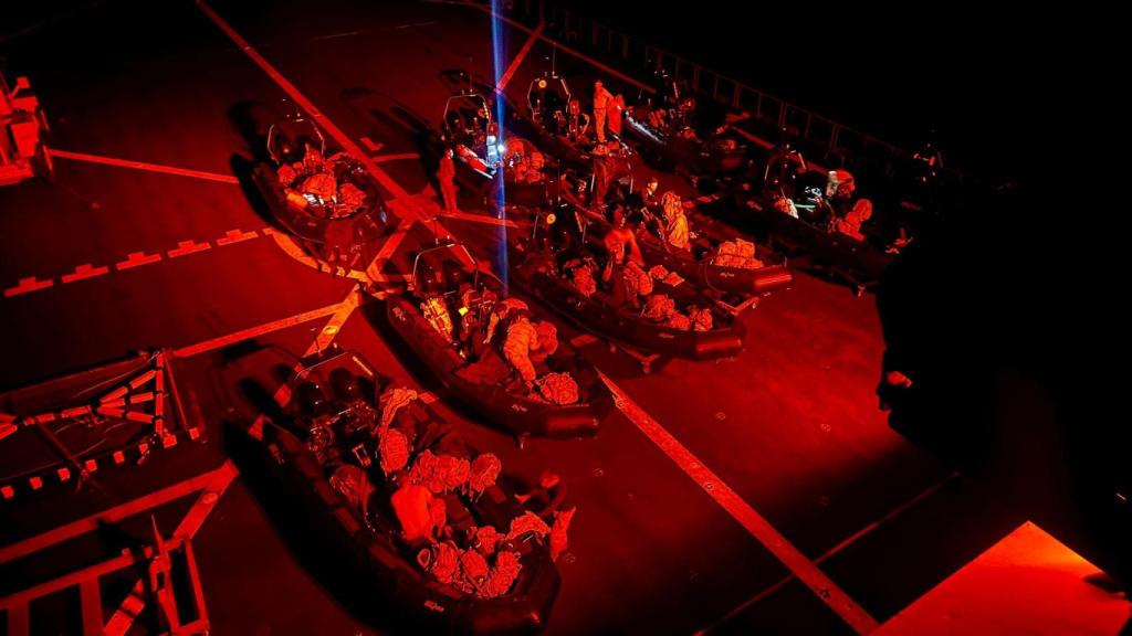 Uno de los momentos de la maniobra, en la cubierta de uno de los buques de guerra.