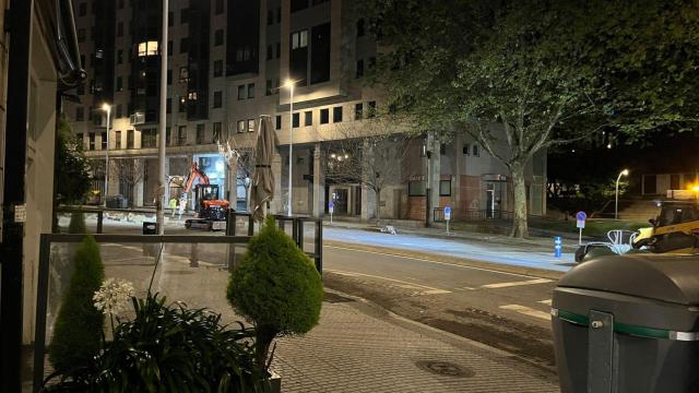 Maquinaria trabajando de noche en el Paseo de los Puentes de A Coruña.