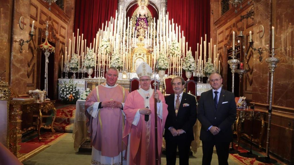 José Antonio Fernández Cabrero, junto con el Arzobispo de Sevilla, Monseñor Saiz Meneses.