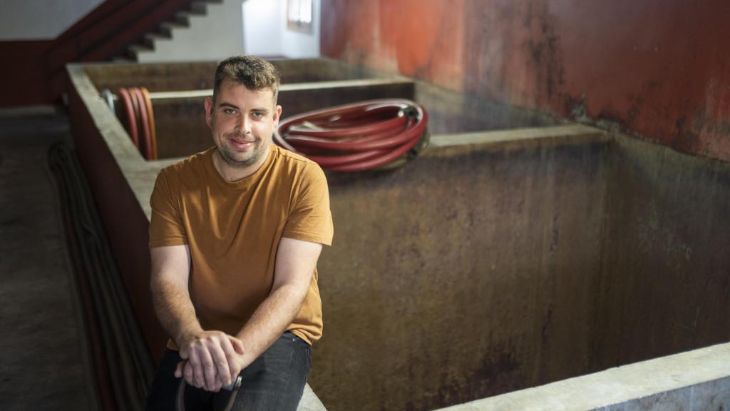 Andoni Pérez Berrueco frente a los lagares de hormigón en los que se realiza la fermentación de las uvas para elaborar vinos tradicionales de maceración carbónica.