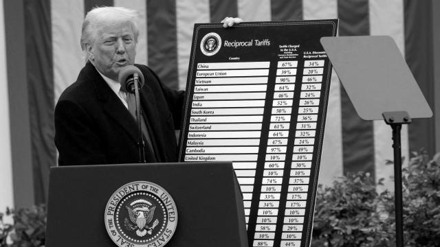 Donald Trump muestra a la prensa la tabla de sus aranceles.