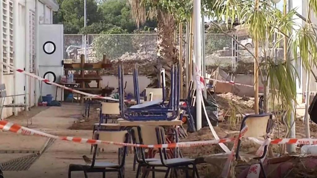 Materiales amontonados en un centro educativo tras la dana de Valencia del 29 de octubre.