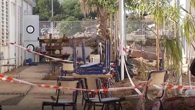 Materiales amontonados en un centro educativo tras la dana de Valencia del 29 de octubre.